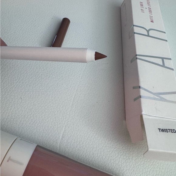 KAB Cosmetics Lip liner and lipstick duo in Twisted NIB - Picture 5 of 5